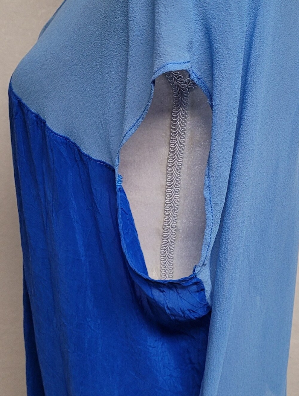 Y2K Vintage Ogle Light Blue Dark Blue Silk Colorblock Boxy Cut Cap Sleeve Blouse - Picture 6 of 12